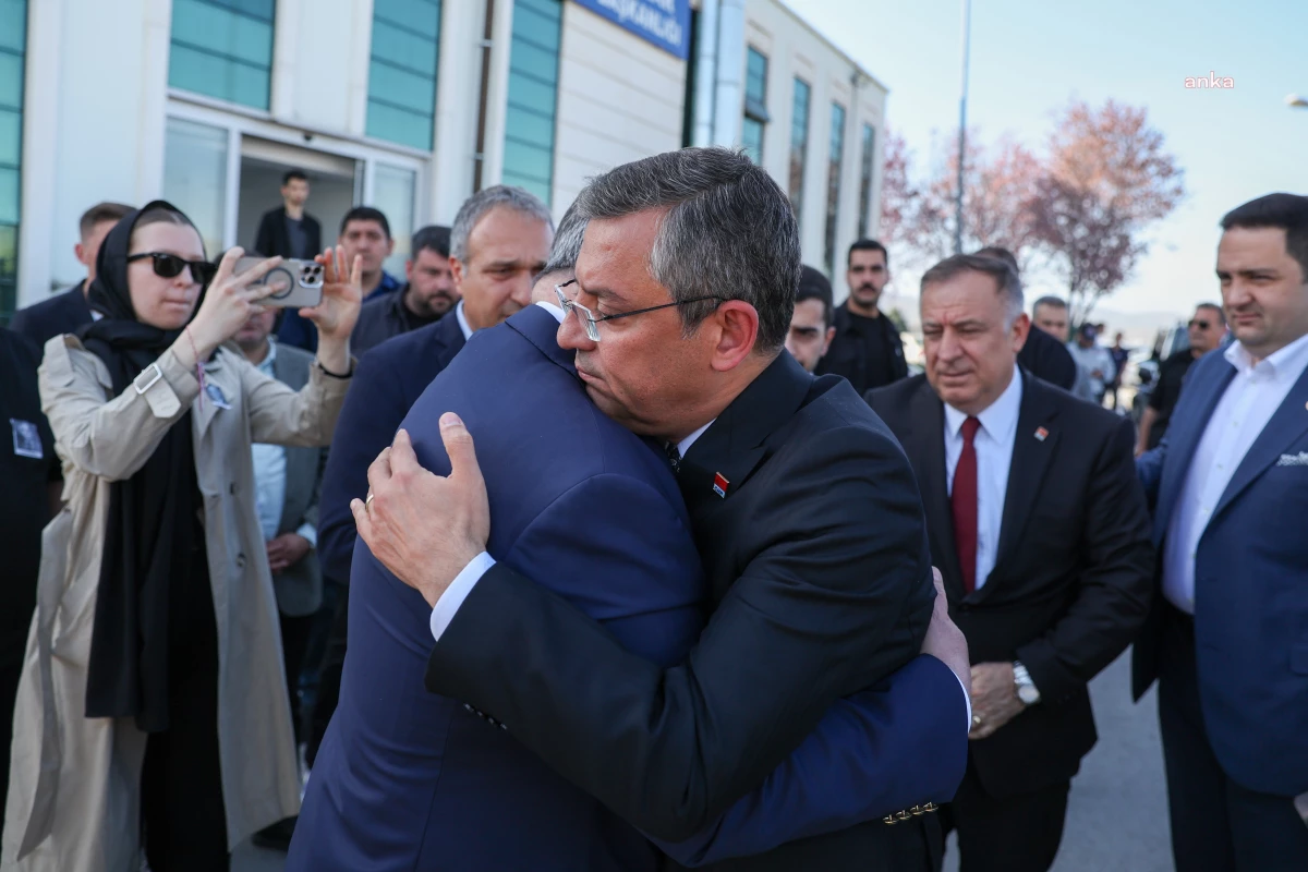 CHP Genel Başkanı Özgür Özel, Kırklareli Belediye Başkanı Mehmet Siyam Kesimoğlu\'nun kayınpederinin cenaze törenine katıldı