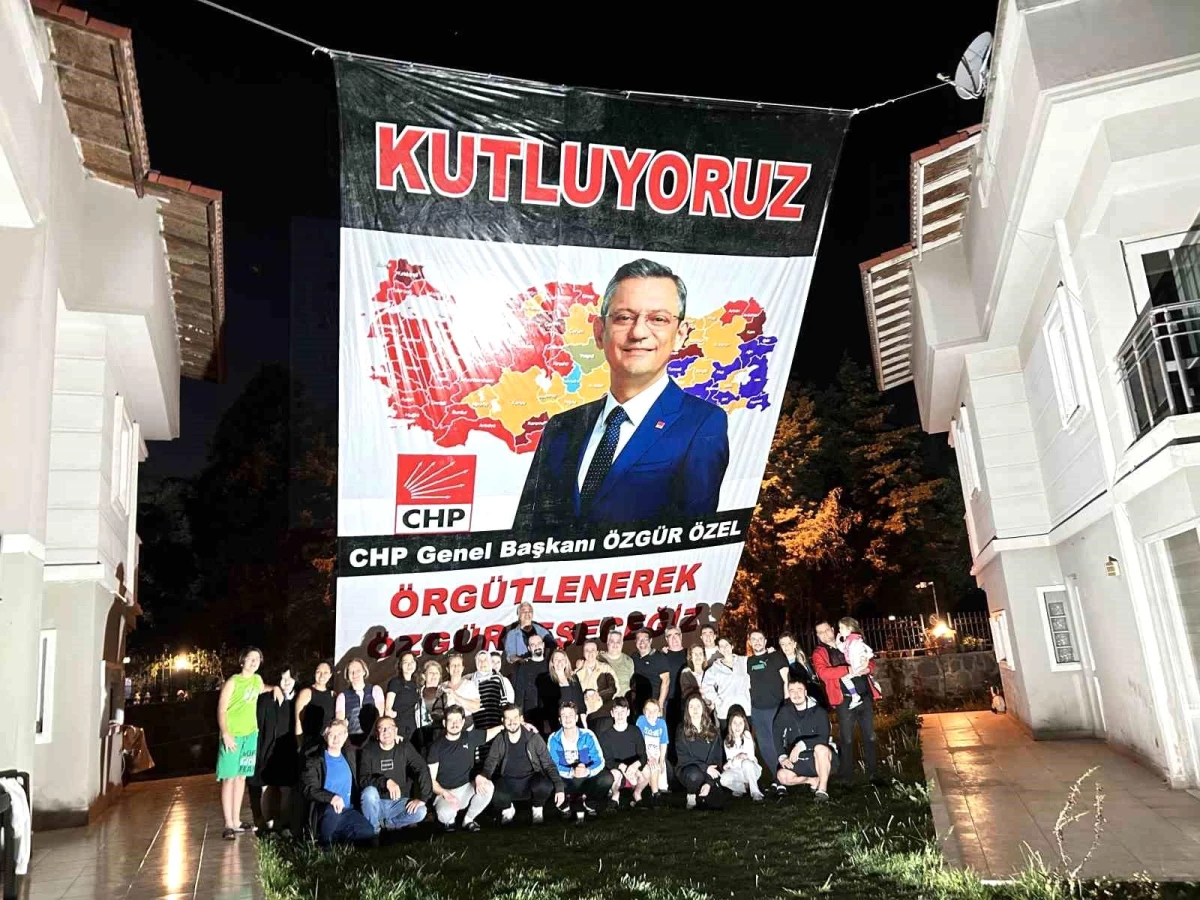 CHP Genel Başkanı Özgür Özel\'in Manisa\'daki Komşuları Tarafından Kutlama