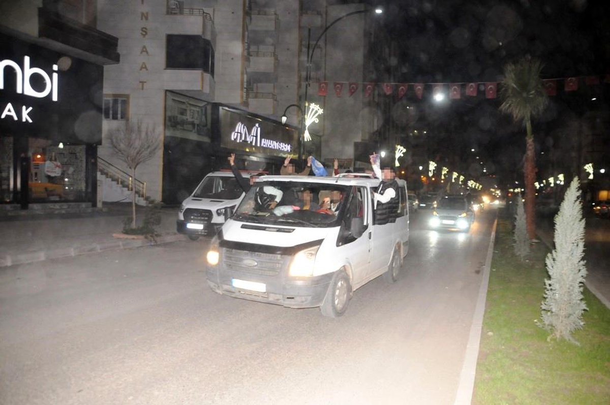Şırnak\'ta izinsiz gösteriye müdahalede zırhlı araç devrildi, 5 polis yaralandı