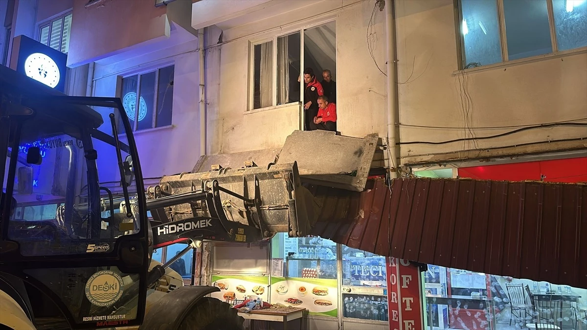 Denizli\'de CHP binasının balkonu çöktü: 1 ölü, 17 yaralı