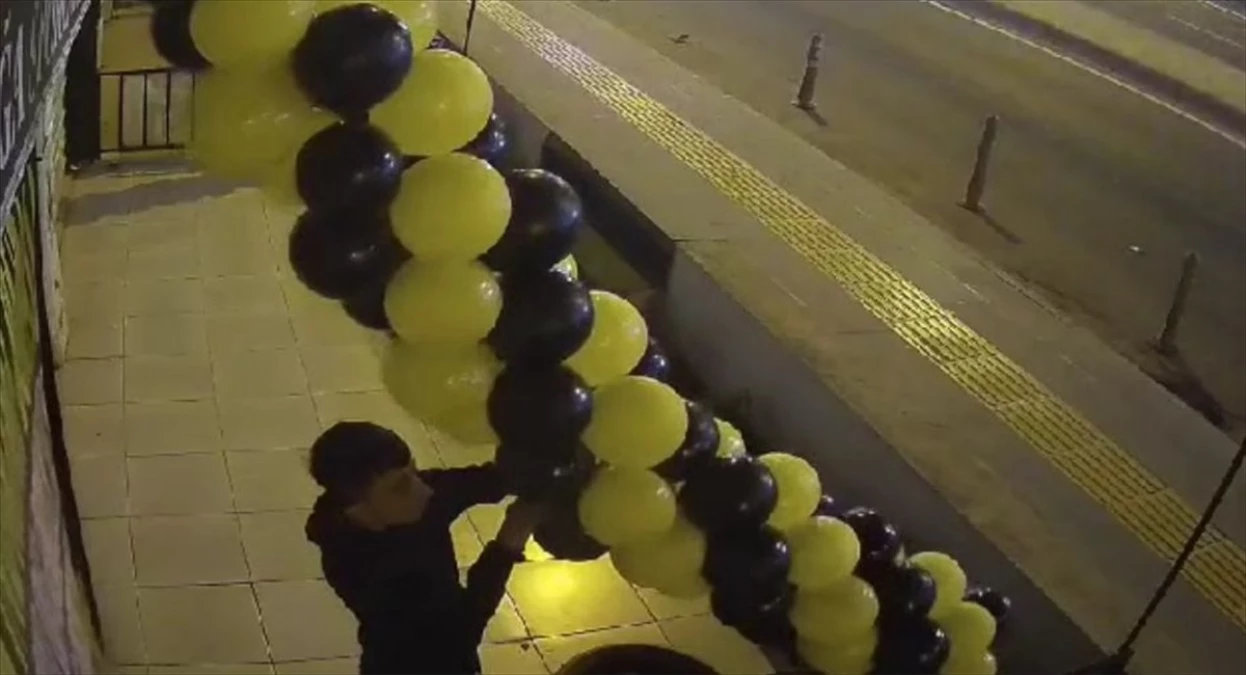 Diyarbakır\'da bir esnafın iş yerinin önündeki balonlar çalındı
