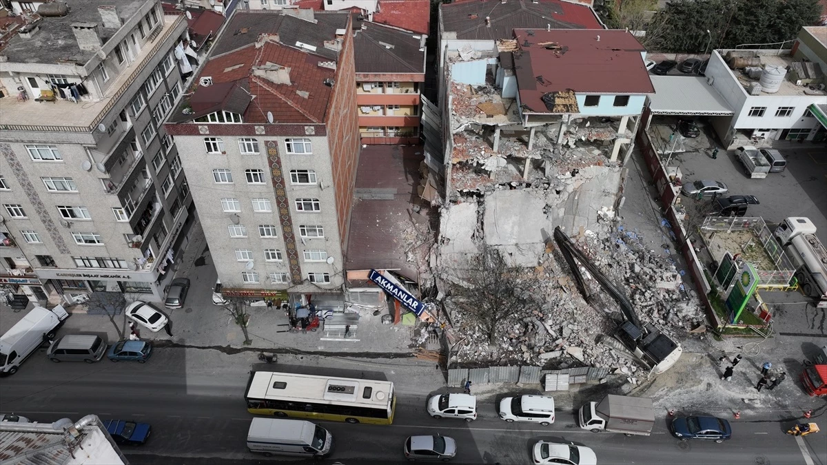 Esenler\'de Kentsel Dönüşüm Çalışmasında Beton Blok Hırdavat Dükkanının Üzerine Düştü