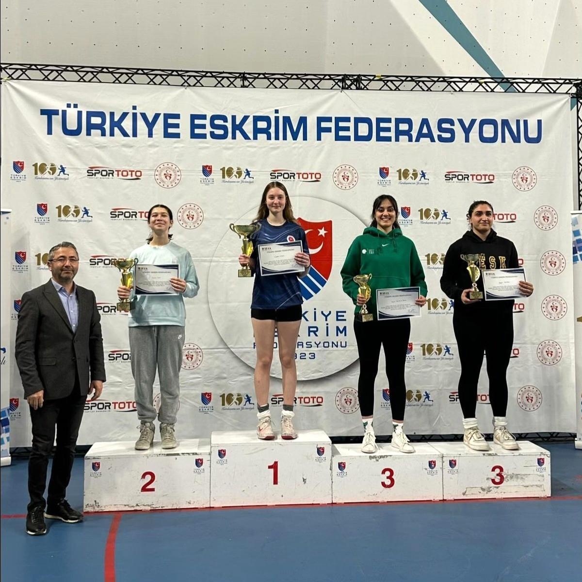 Eskişehirli Beyza Halvacıay Bacak Büyükler Epe Müsabakası\'nda üçüncü oldu