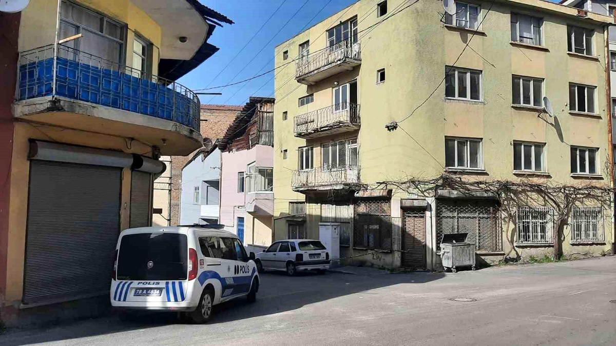 Karabük\'te Bir Evdeki Balkon Parçaları Otomobilin Tamponuna Zarar Verdi