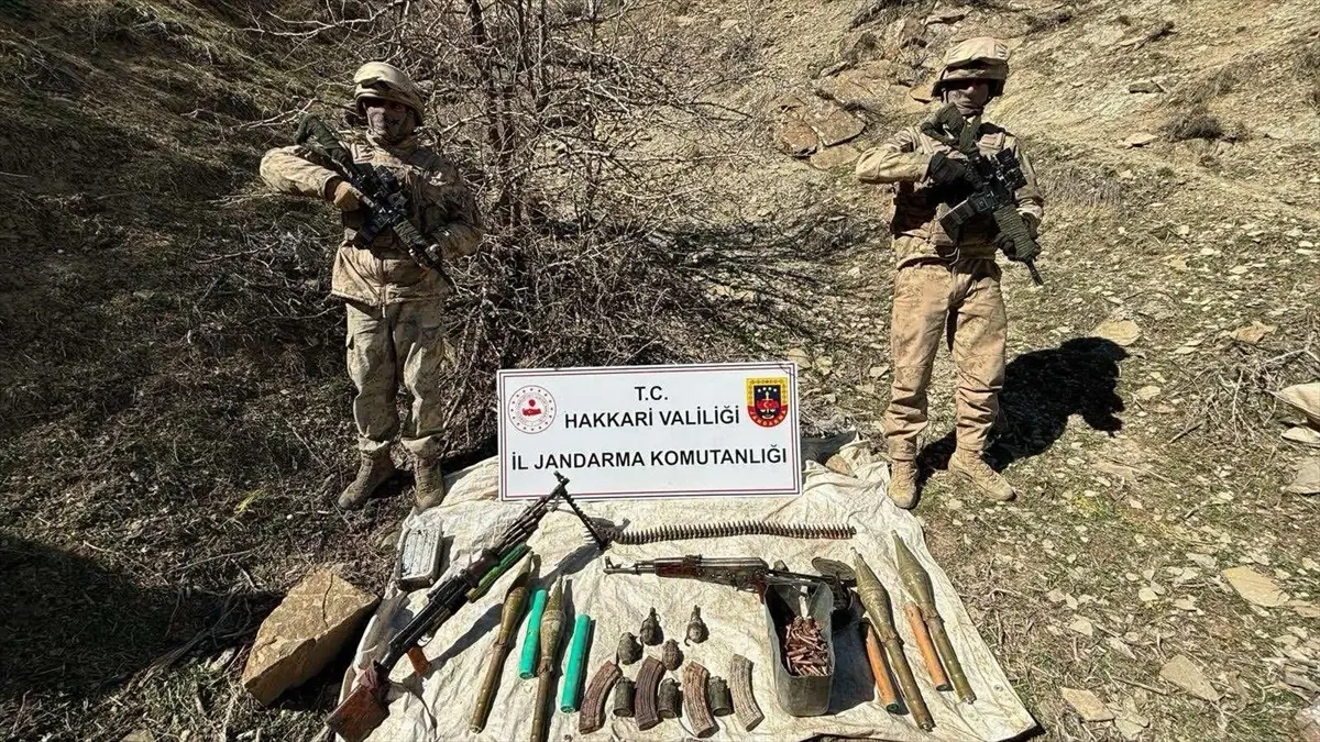 Hakkari\'de PKK\'ya yönelik operasyonda silah ve mühimmat ele geçirildi