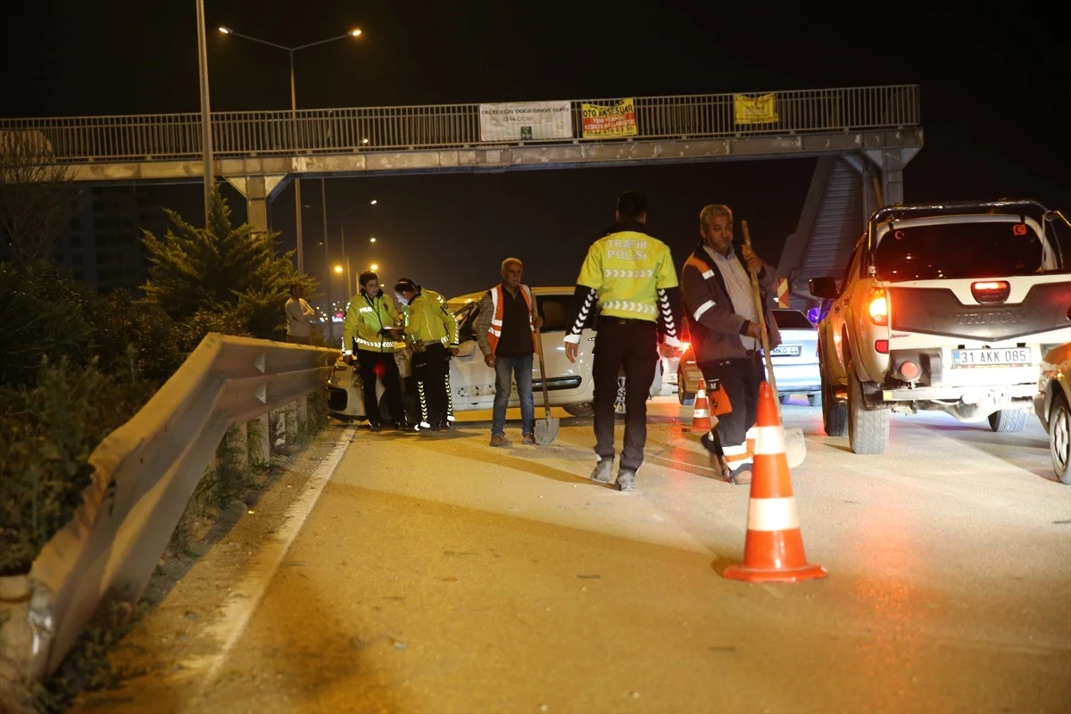 Antakya\'da Otomobil Kazası: İki Kişi Yaralandı