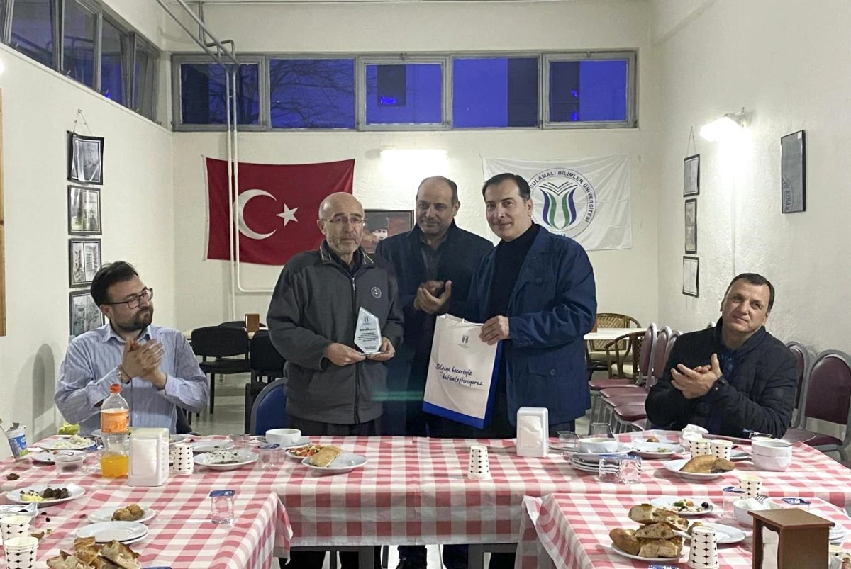 SUBÜ Hendek MYO\'da emekliye ayrılan Öğretim Görevlisi Mehmet Akif Yener\'e veda programı düzenlendi