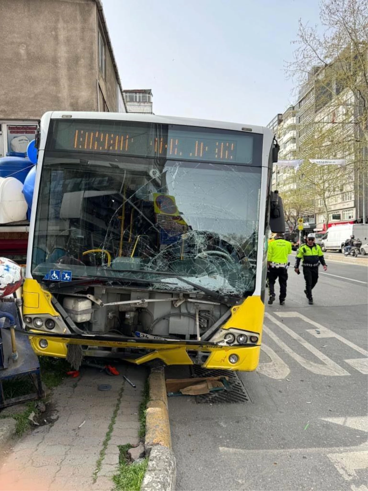 İstanbul\'da İETT otobüsü kaldırımda 2 kişiye çarptı