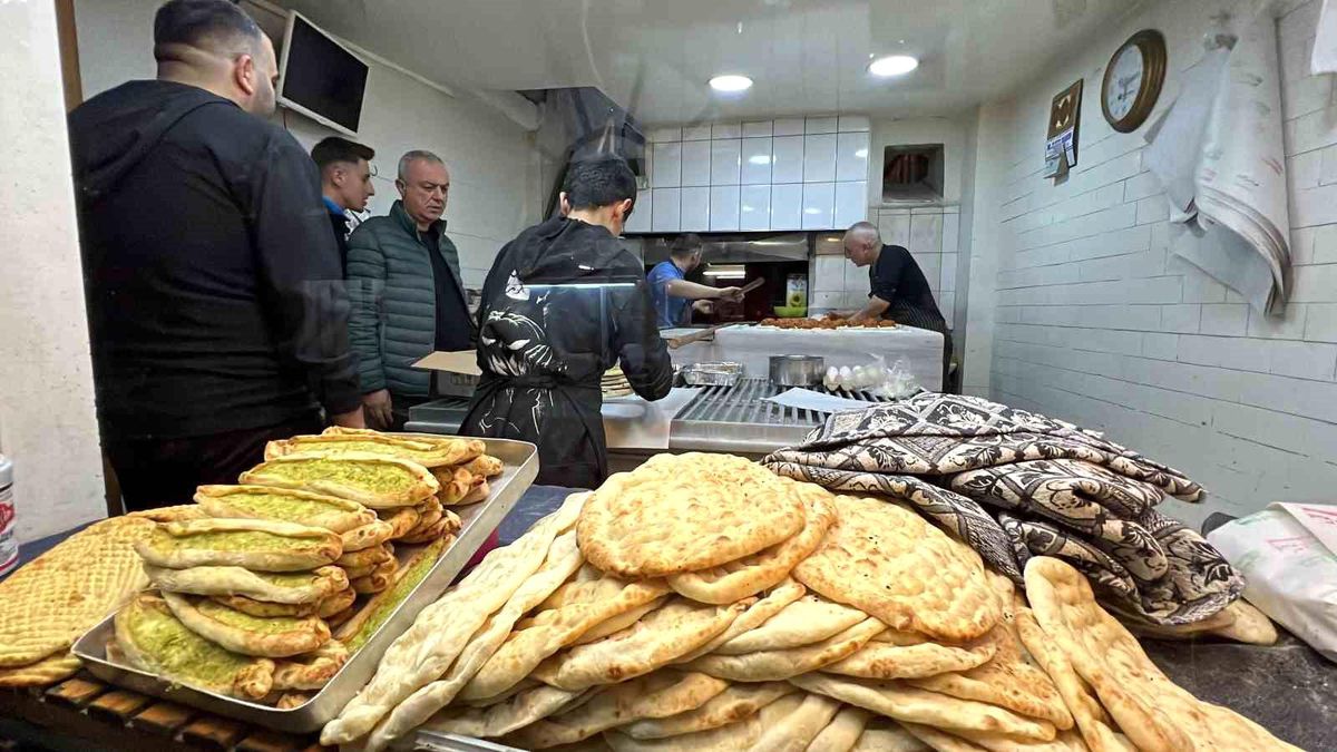 Kahramanmaraş\'ta Ramazan Ayında Fıstıklı Börek Yoğun İlgi Görüyor