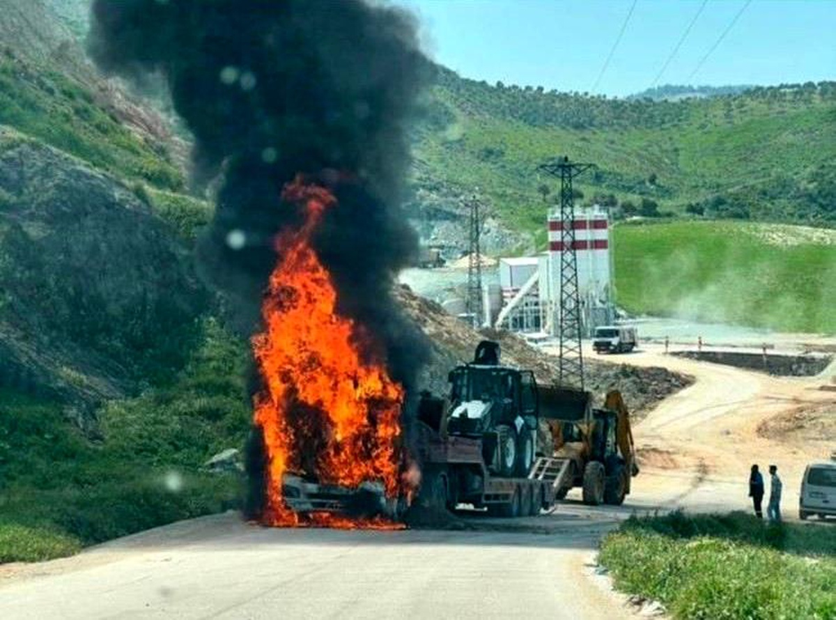 Hatay\'da iş makinesi yüklü tır alevlere teslim oldu