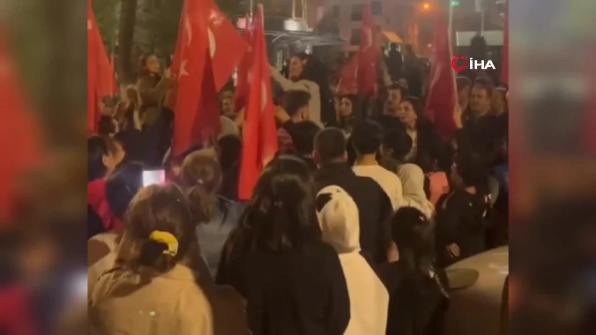 İstanbul\'da seçimi kazanan kadın muhtar bando ile kutladı