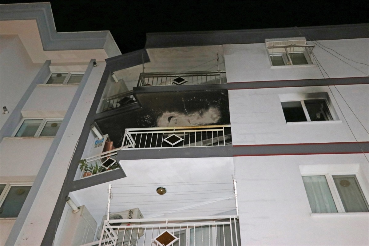İzmir Bornova\'da çıkan yangında bir kişi hayatını kaybetti, 3 kişi dumandan etkilendi