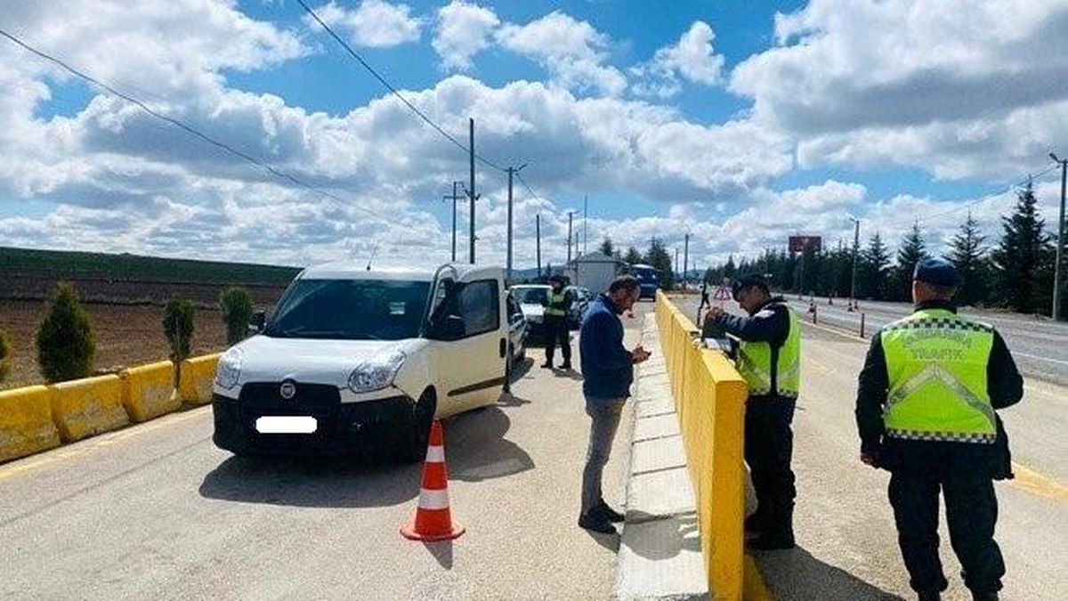 Eskişehir\'de Jandarma Trafik Denetimleri Sonucunda 2 Bin 212 Sürücüye 5 Milyon TL Cezai İşlem Uygulandı