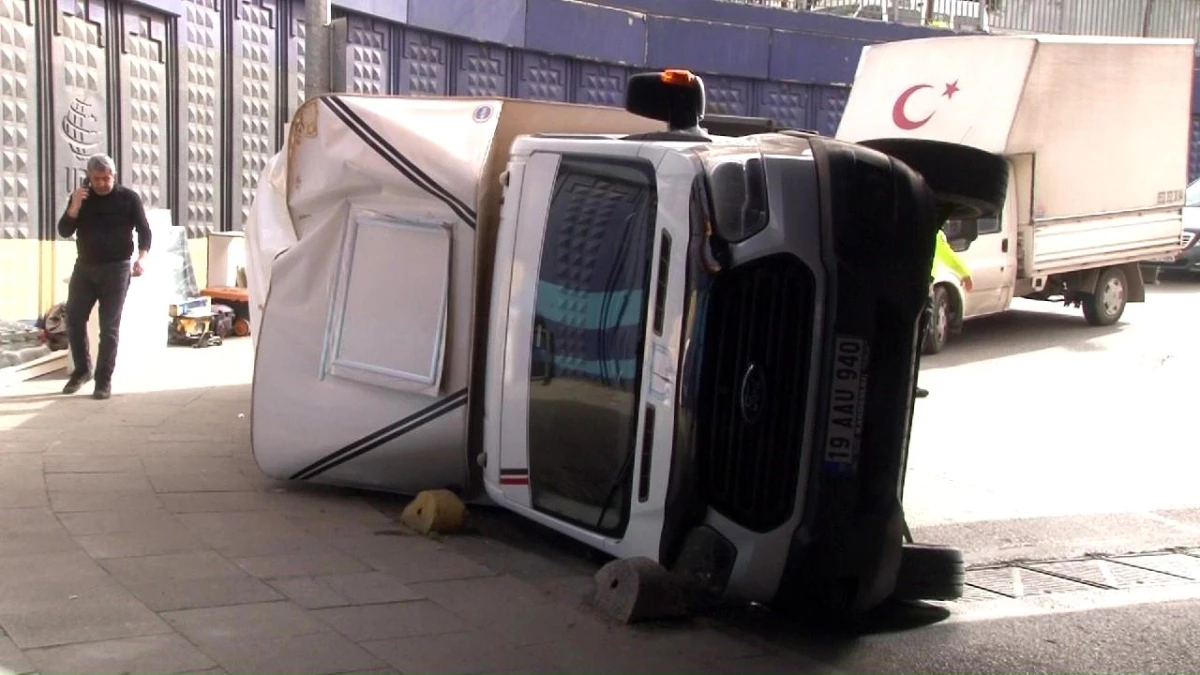 Kadıköy\'de Mobilya Yüklü Kamyonet Kaza Yaptı