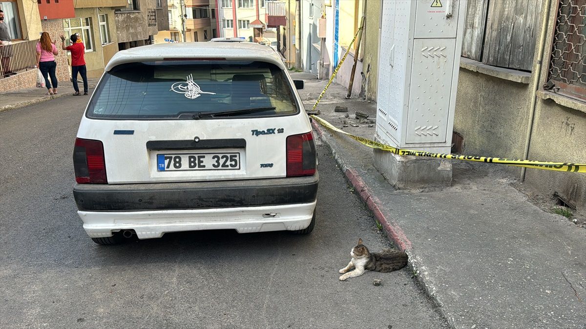 Karabük\'te evin balkonundan kopan parçalar otomobilde hasara yol açtı