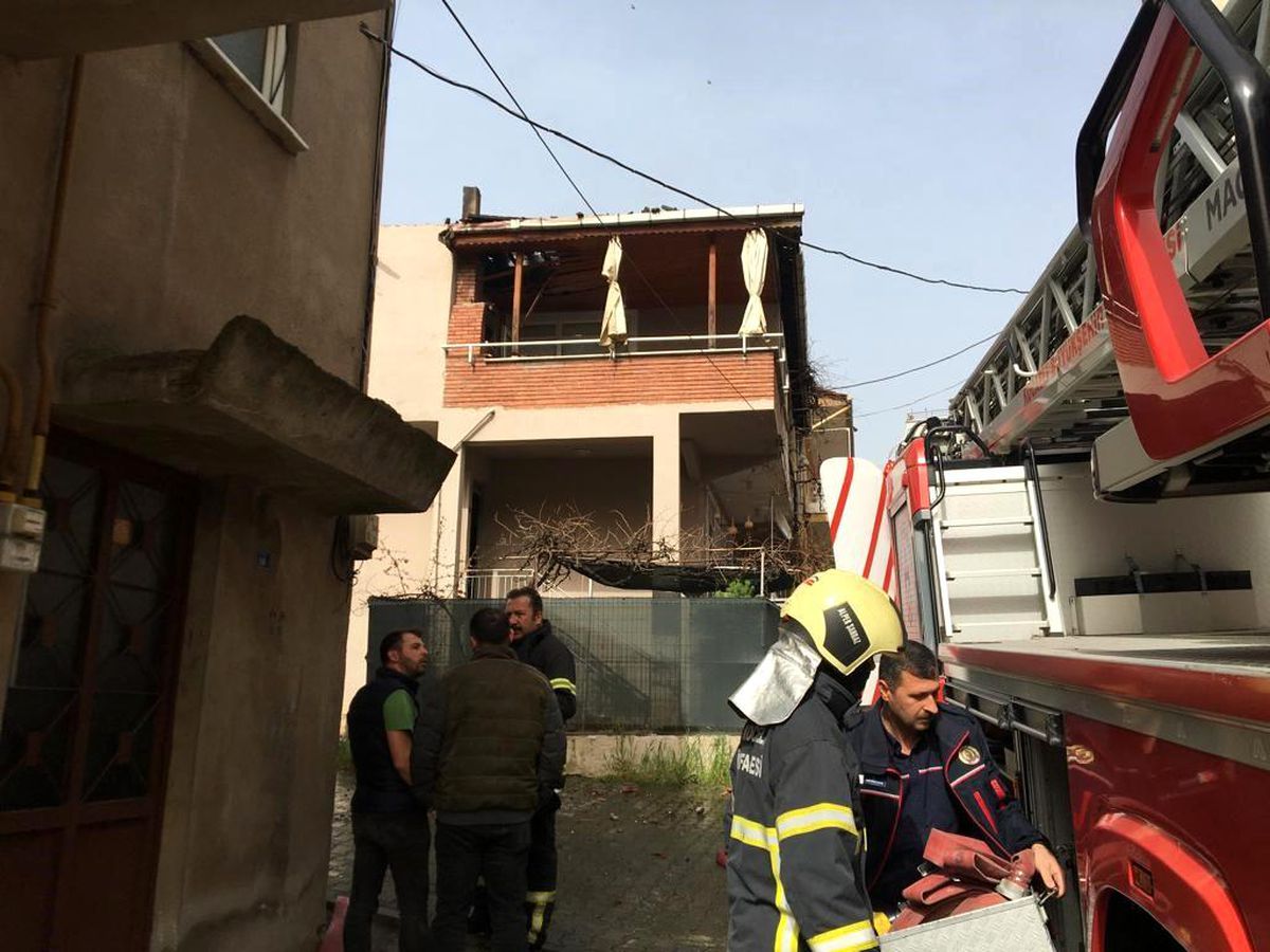 Kocaeli Derince\'de çatı katında çıkan yangın söndürüldü
