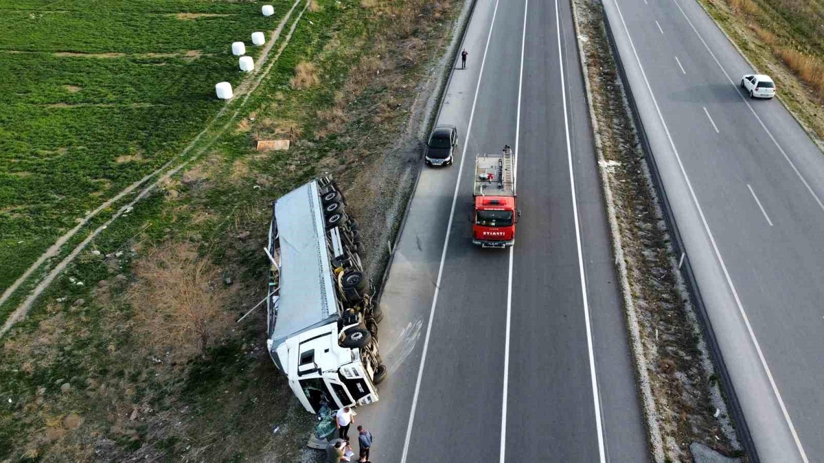 Afyonkarahisar\'da temizlik malzemesi yüklü tır devrildi