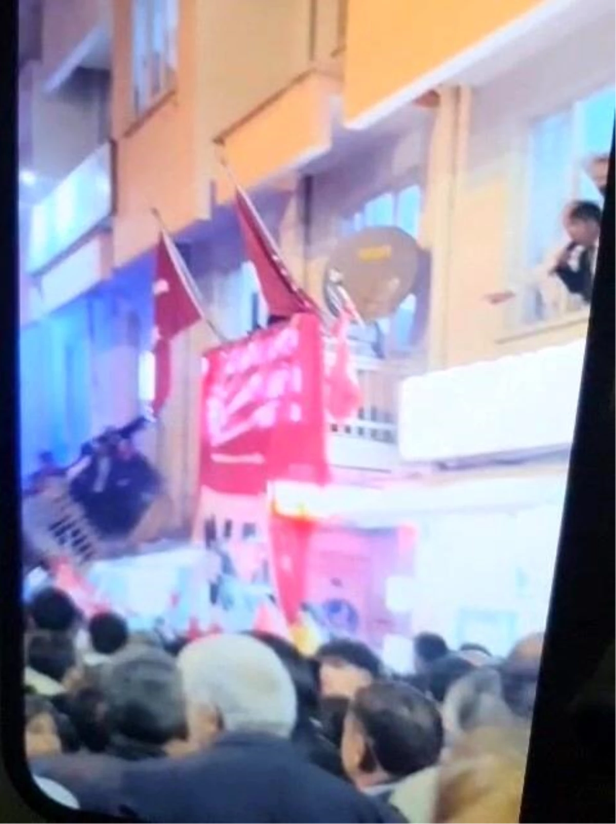 Denizli\'de CHP İlçe Binasındaki Balkon Çöktü: 8 Partili Yaralandı