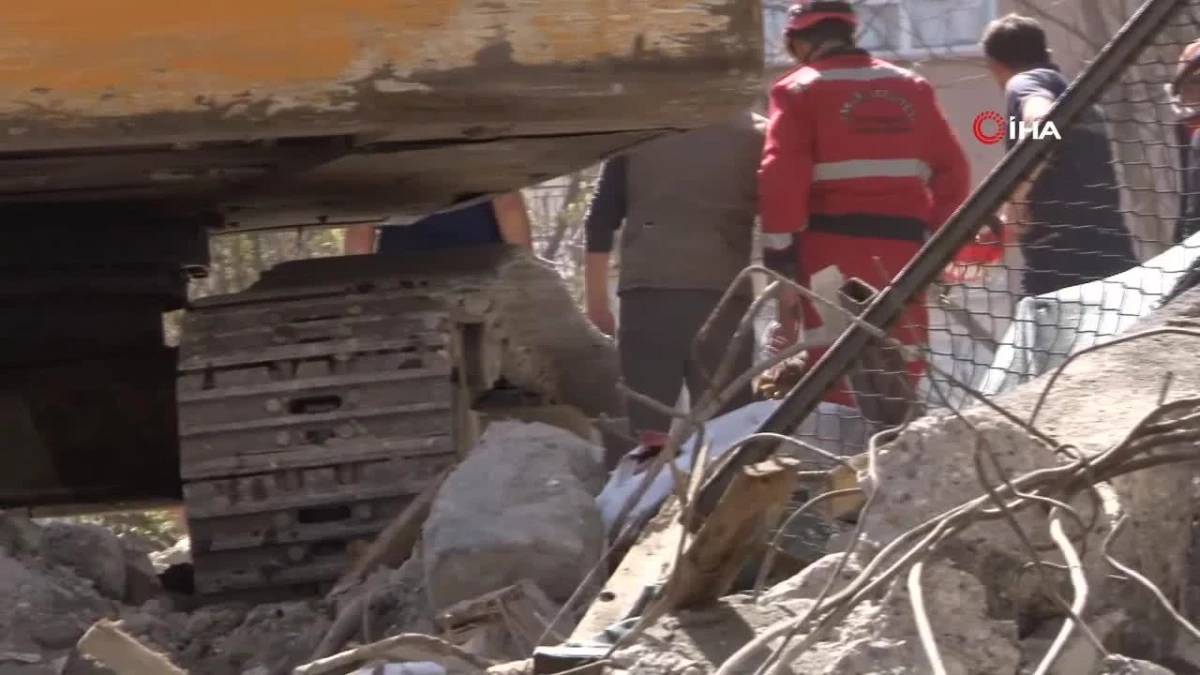 Maltepe\'de yıkımı yapılan bina çöktü, enkazda arama çalışmaları sürüyor