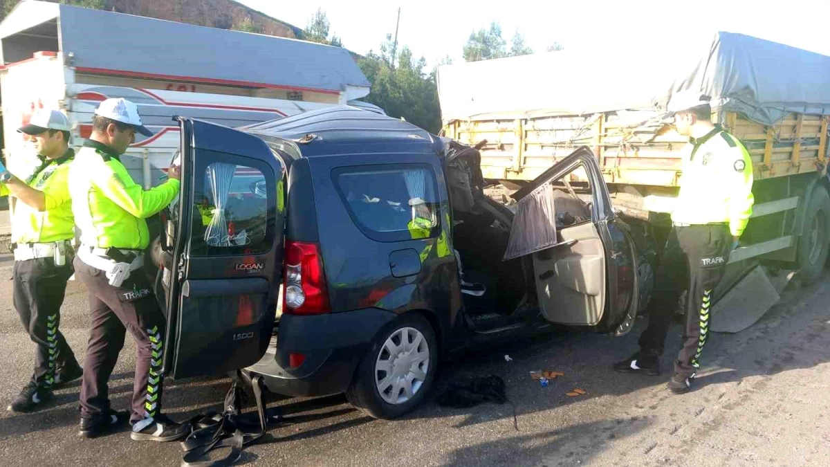 Manisa\'da kamyonetin tıra çarpması sonucu 3 kişi hayatını kaybetti