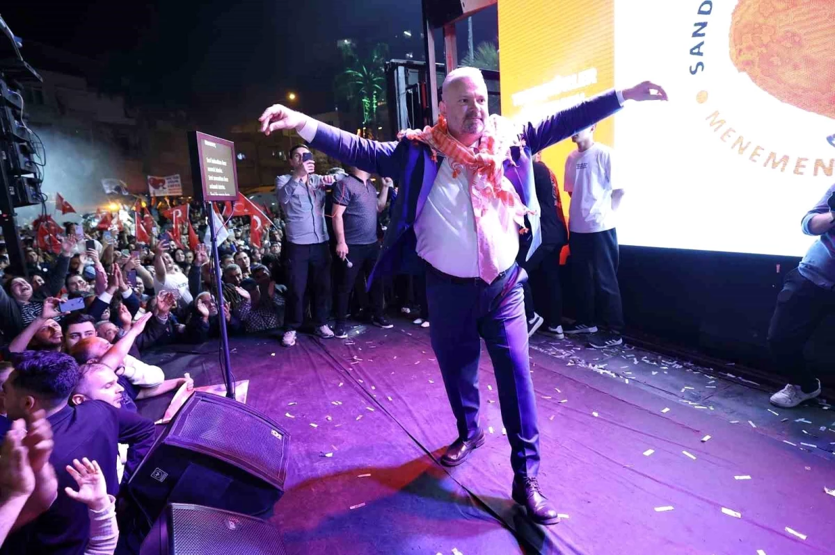 AK Parti\'nin İzmir\'de kazandığı tek ilçe olan Menemen\'de coşkulu kutlama