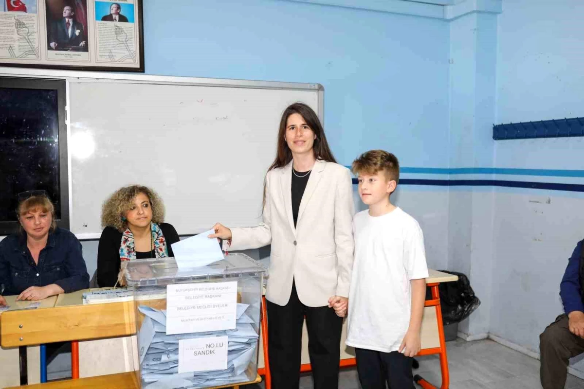 Mustafa Denizli\'nin kızı Lal Denizli, Çeşme Belediye Başkanı seçildi