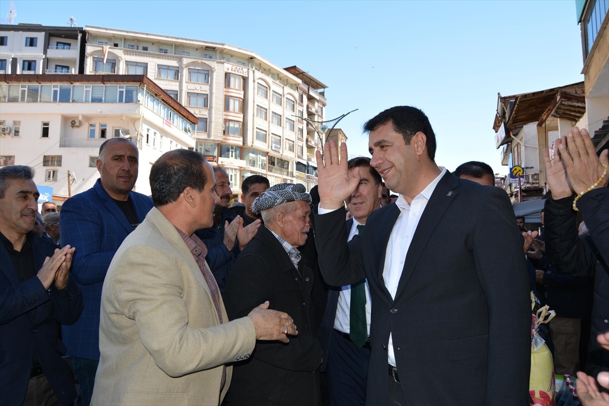 Şemdinli\'de AK Parti Adayının Seçimi Kazanması Kutlandı