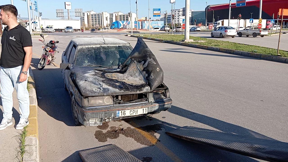 Çorum\'da Kırmızı Işıkta Duran Otomobilde Yangın Çıktı