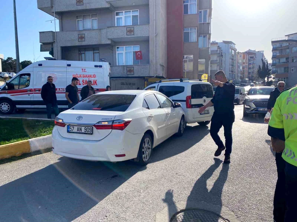 Sinop\'ta otomobil ile hafif ticari araç çarpıştı: 1 yaralı