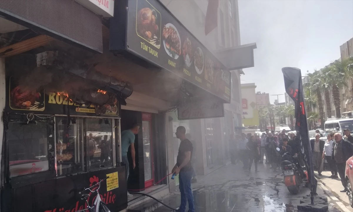 Mersin Tarsus\'ta çıkan yangında restoranda hasar oluştu