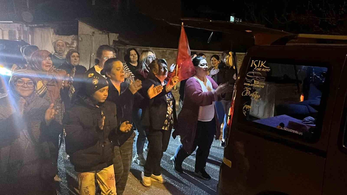 Eskişehir Yeşiltepe Mahallesi\'nde Muhtarlık Yarışını 3. Kez Kazanan Meryem Kuş Açıkgöz Zaferi Kutladı