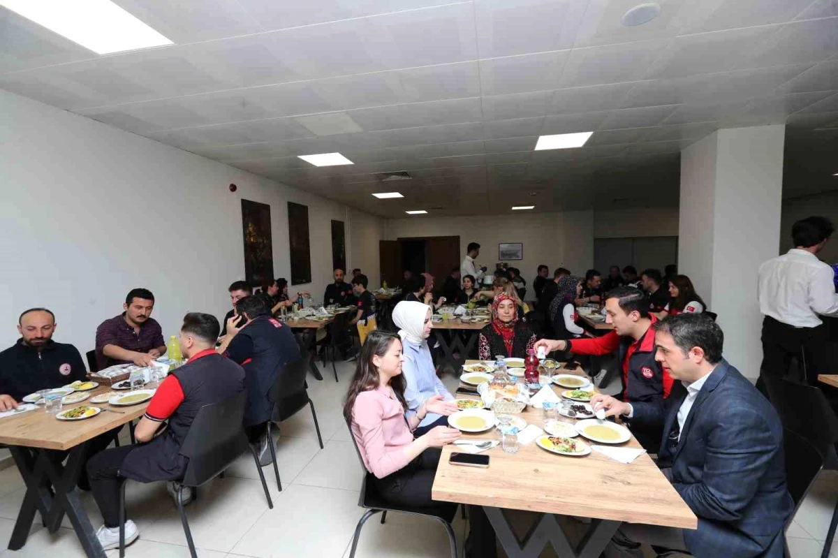 Eskişehir Valisi Hüseyin Aksoy, 112 Acil Çağrı Merkezi ve GAMER personeli ile iftarda buluştu