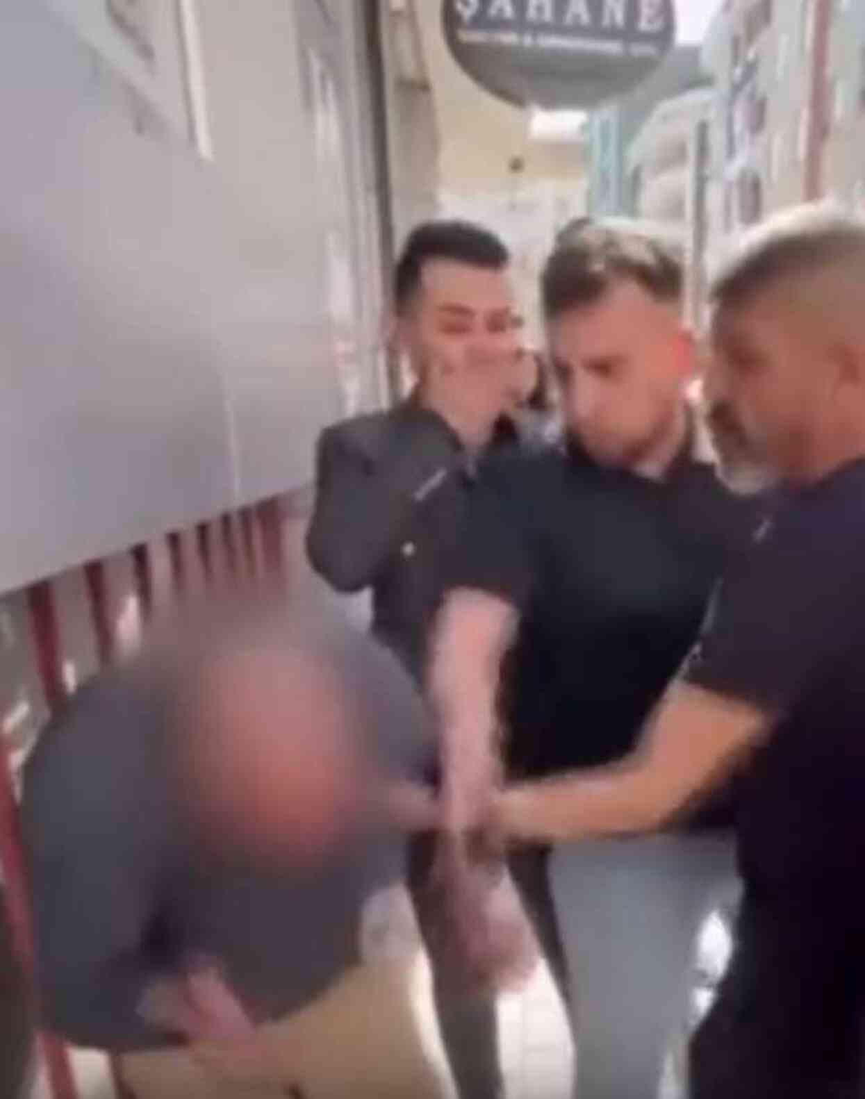 Yaşlı kadına taciz iddiası sonrası şüpheliye meydan dayağı atıldı Yaşlı kadına taciz iddiası sonrası şüpheliye meydan dayağı atıldı