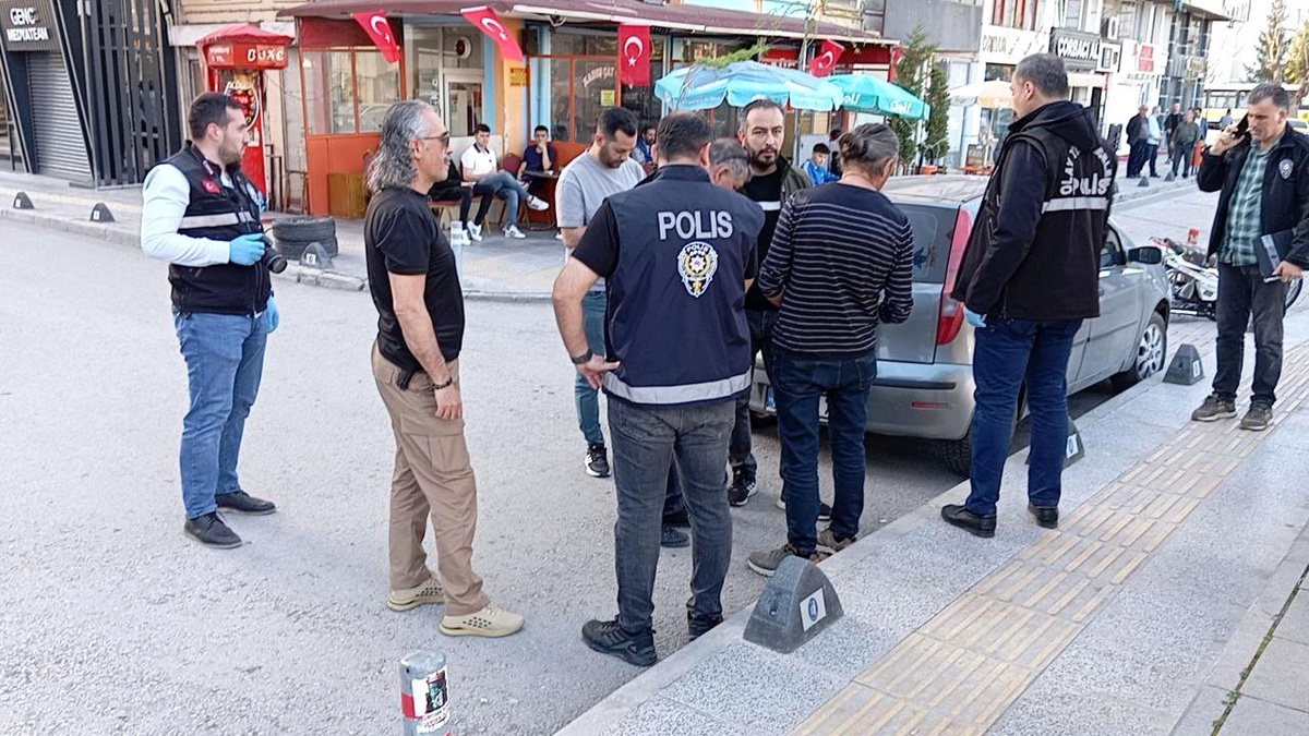 Çorum\'da silahlı saldırı: Yaralanan olmazken, 2 araçta maddi hasar meydana geldi