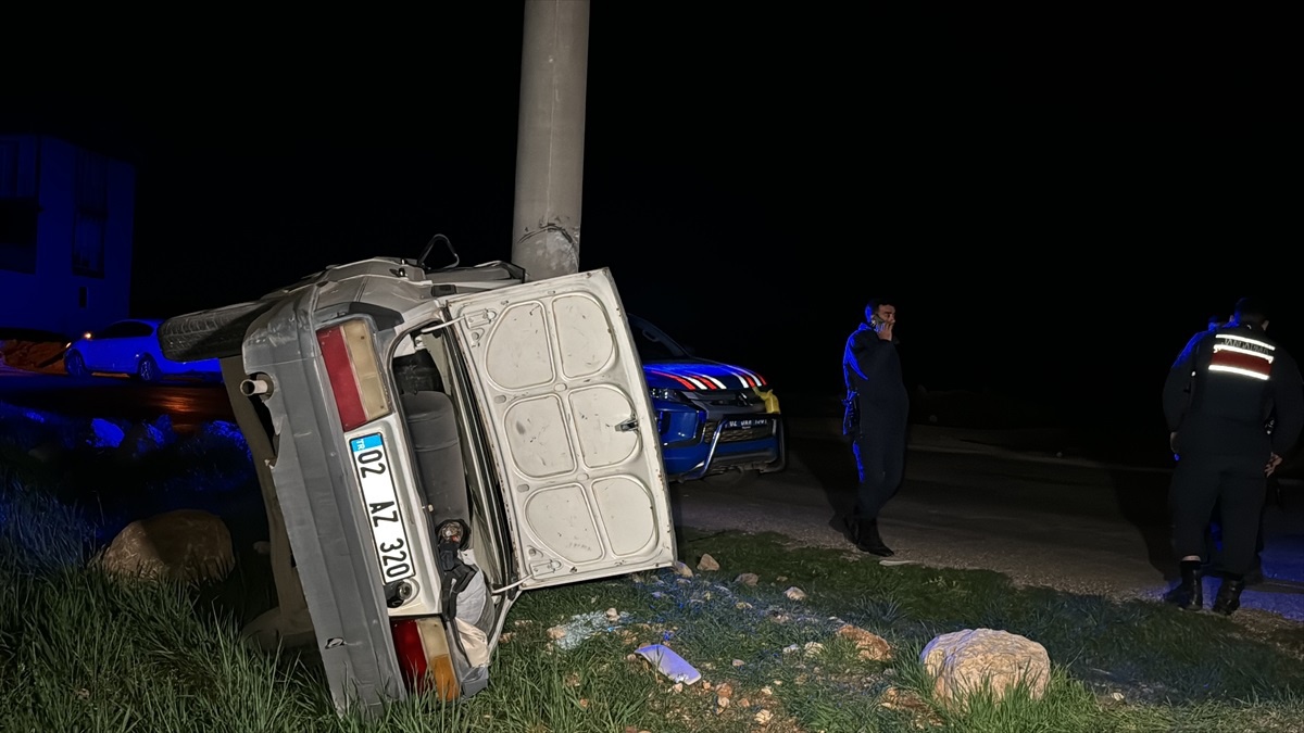 Adıyaman\'da elektrik direğine çarpan otomobilin sürücüsü hayatını kaybetti