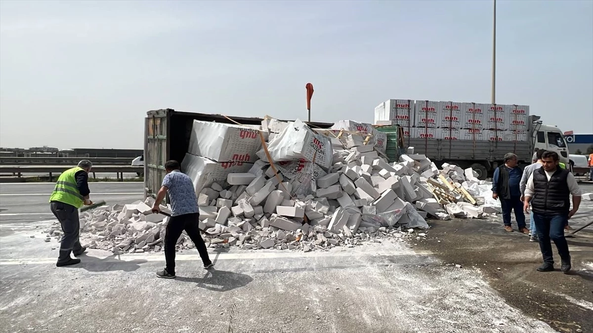 Anadolu Otoyolu\'nda 3 kamyonun çarpışmasıyla İstanbul yönünde ulaşım aksadı
