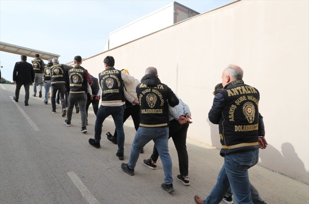 Antalya\'da dolandırıcılık operasyonunda gözaltına alınan 8 şüpheliden 6\'sı tutuklandı
