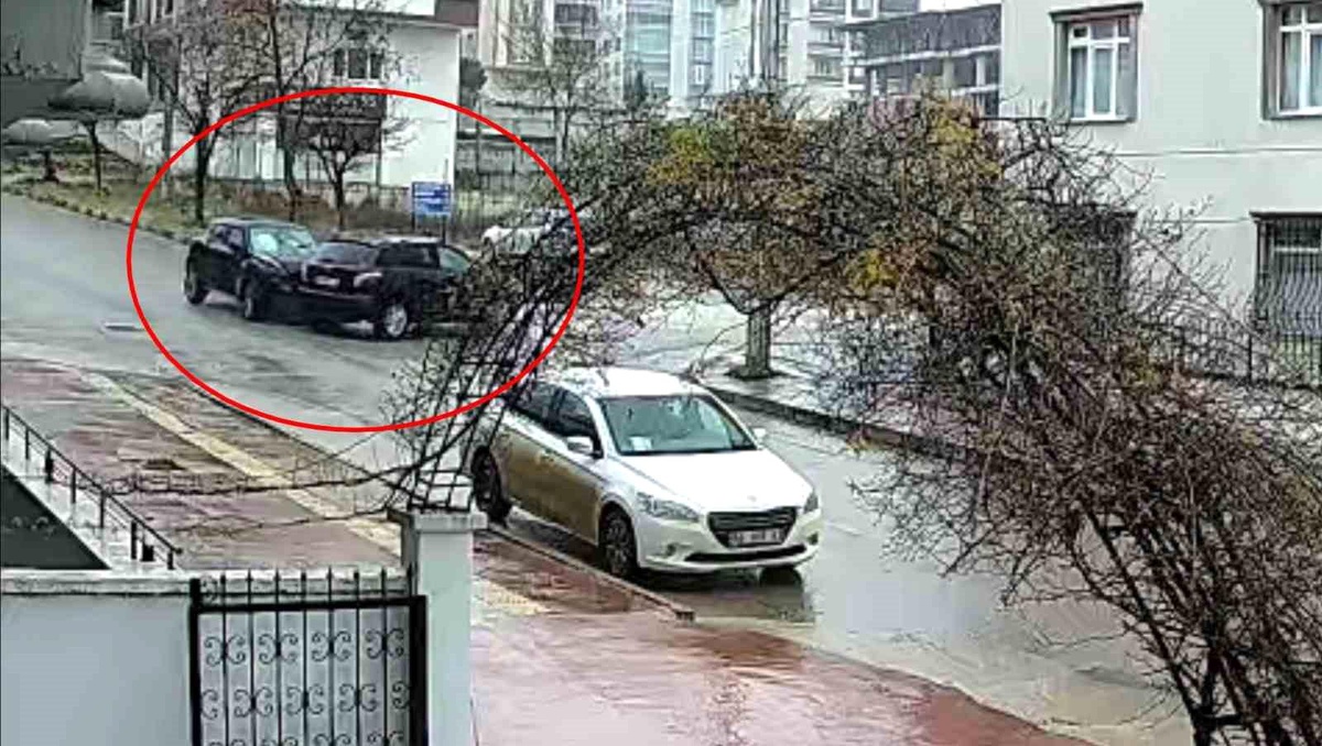 Samsun\'da sürekli kaza olan iki cadde birleşiminde güvenlik kameraları tarafından kaydedilen 4 kaza