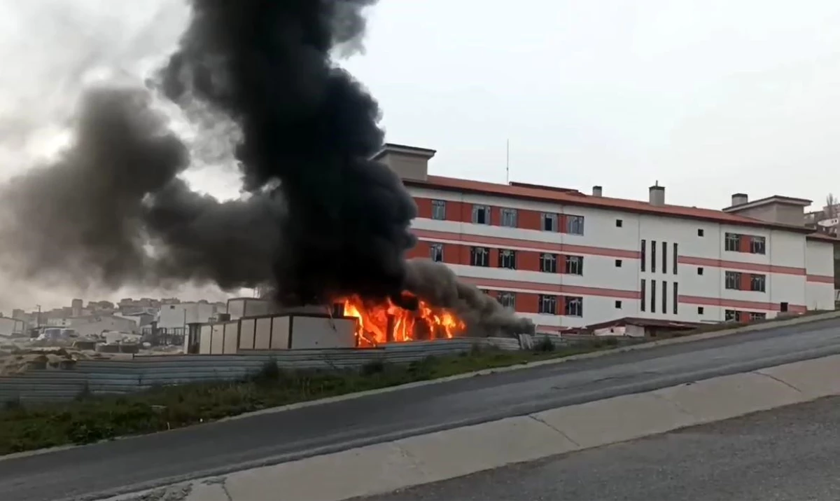 Başakşehir\'de okul inşaatında çıkan yangına polis TOMA\'sı müdahale etti