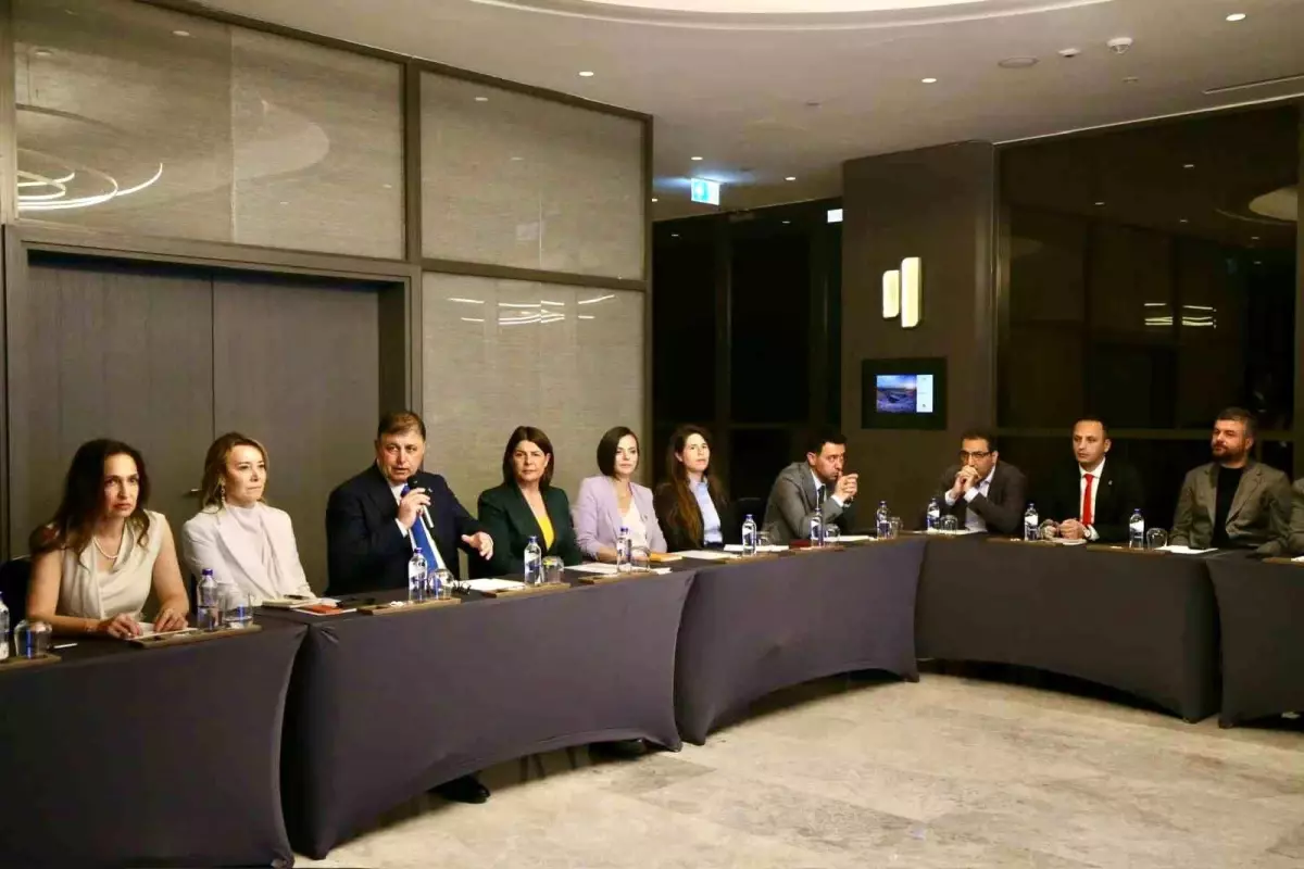 İzmir Büyükşehir Belediye Başkanı Dr. Cemil Tugay, İlçe Belediye Başkanlarıyla Toplantı Yaptı
