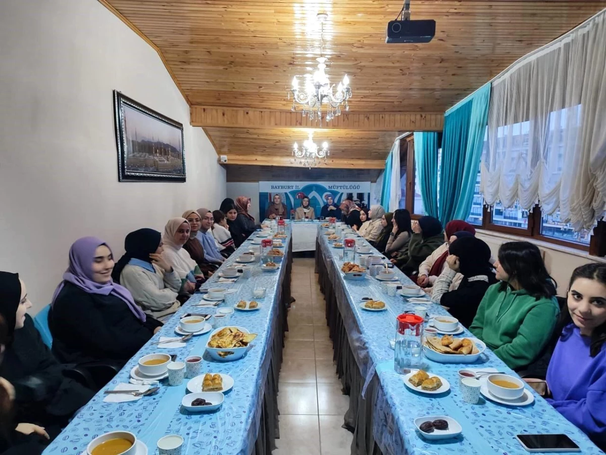 Bayburt Müftülüğü, KYK yurtlarında kalan üniversite öğrencilerine iftar yemeği verdi