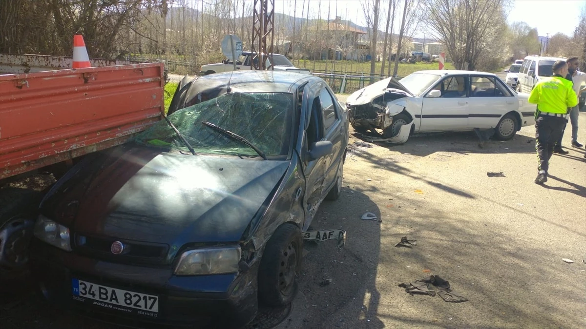 Bingöl\'de iki otomobilin çarpışması sonucu 6 kişi yaralandı