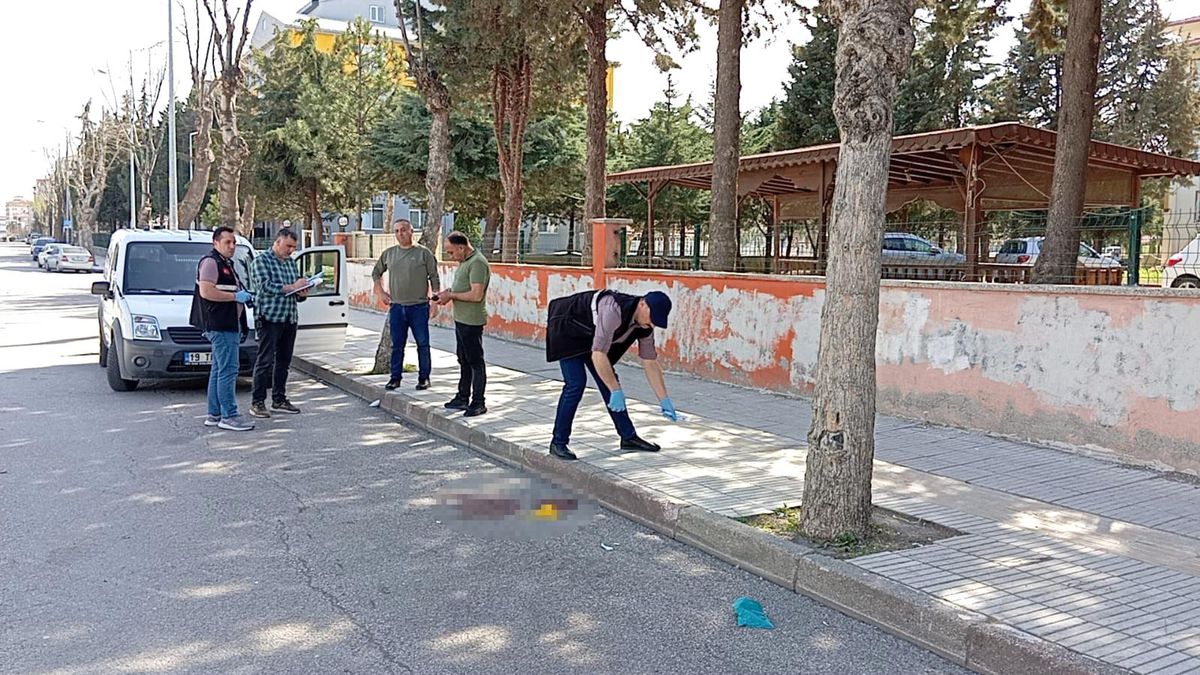 Çorum\'da Yan Bakma Tartışmasında Bıçaklanan Çocuk Ağır Yaralandı