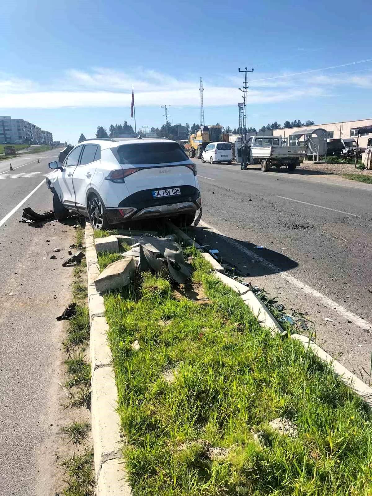 Diyarbakır\'ın Çınar ilçesinde otomobil minibüse arkadan çarptı: 2 yaralı