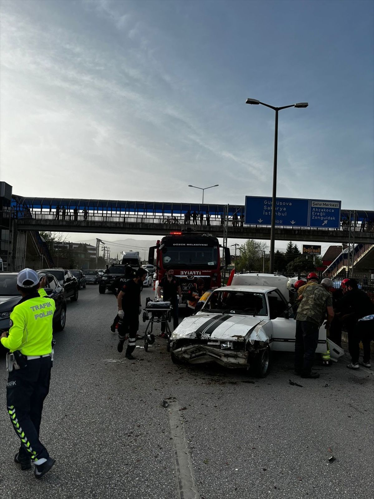 Düzce\'de refüje çarpan otomobildeki 2 kişi yaralandı