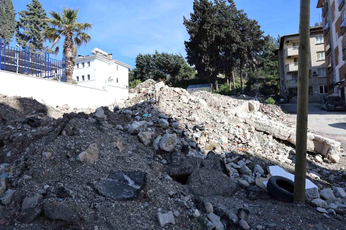 Hatay\'da Enkaz Altında Kalan Yaşlı Çift Kurtarıldı