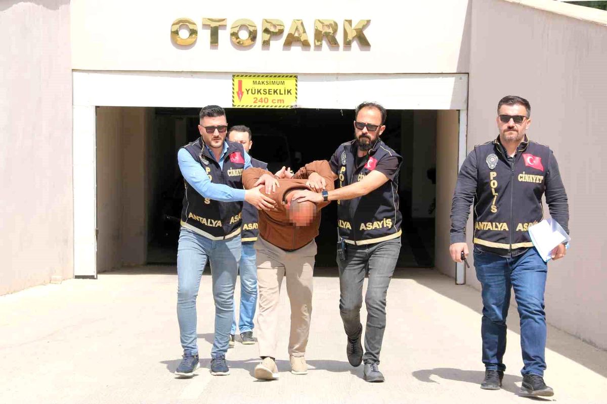 Antalya\'da Dedikodu Nedeniyle Cinayet: Zanlı, Tabancayı Çaya Attı