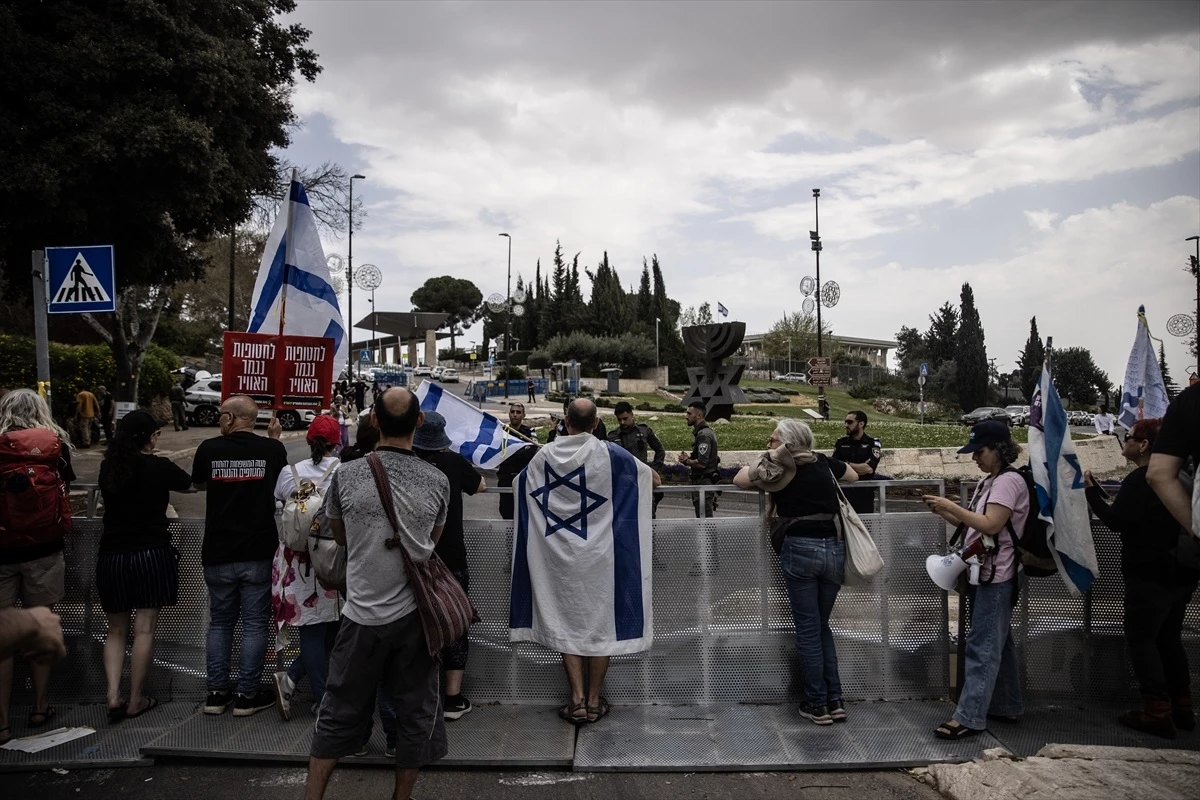 İsrail\'de Göstericiler Esir Takası ve Hükümetin İstifasını Talep Etti