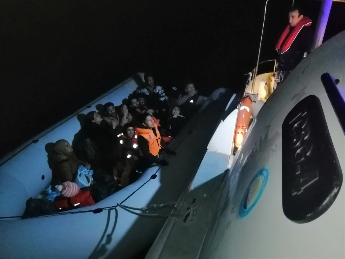 İzmir\'in Seferihisar ilçesi açıklarında 18 düzensiz göçmen yakalandı