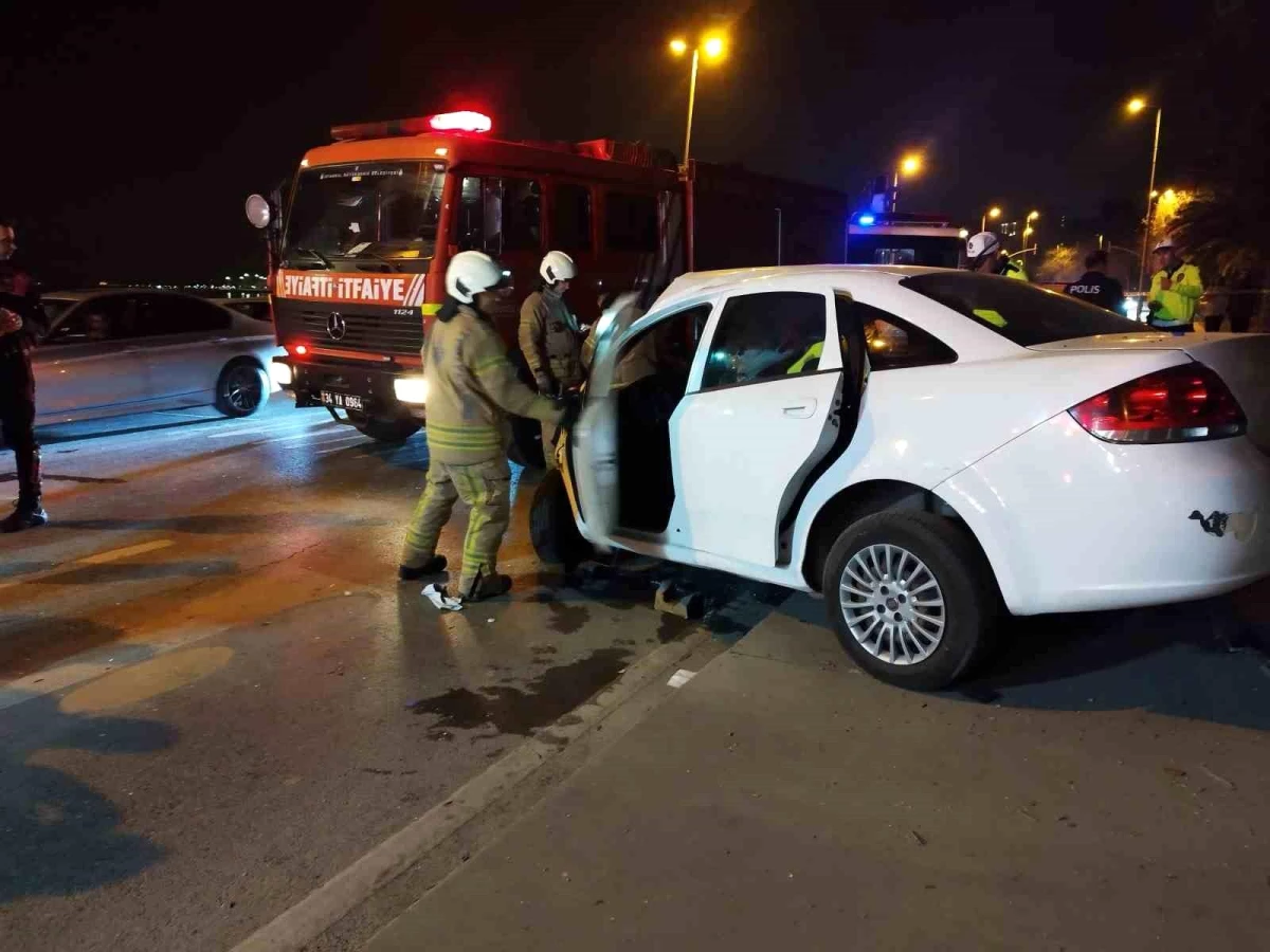 Kadıköy\'de Otomobil Direğe Çarptı: 3 Yaralı